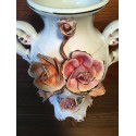 Porzellanvase mit aufgesetzten Rosen