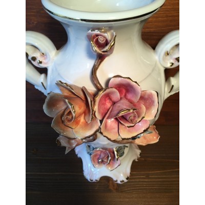 Porzellanvase mit aufgesetzten Rosen