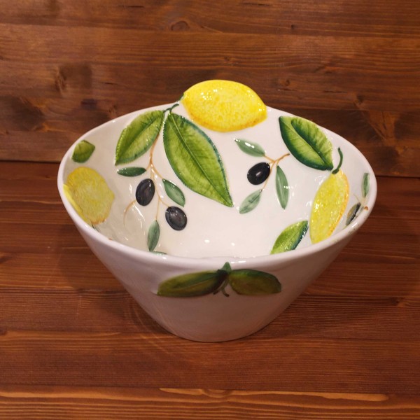 KegelSchüssel mit Zitrone und Oliven